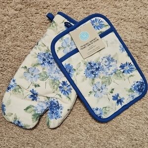 Martha Stewart 2 Piece Set - Pot Holder And Oven Mitt In Amber Blue Floral